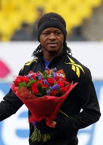 футболист с цветами